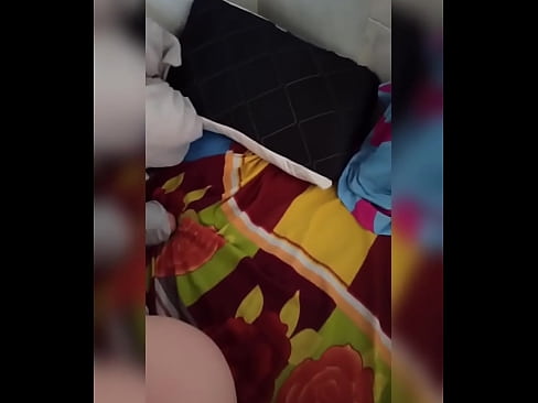 ❤️ Nire gelakidea etxean bakarrik geratzen da, bere senarra oporretara joaten delako eta nik izorratzeko eta ipurdia esnez betetzeko aprobetxatzen dut Sluts gugan ❌