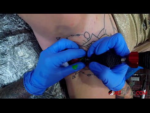 ❤️ Sully Savage-k izugarri tatuatu zuen klitorian tatuaje bat egin zuen Sluts gugan ❌