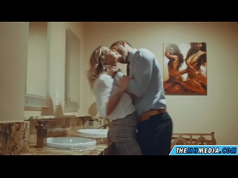 ❤️ Ilehoria busti batek komun publiko batean seduzitzen zaituenean Sluts gugan ❌